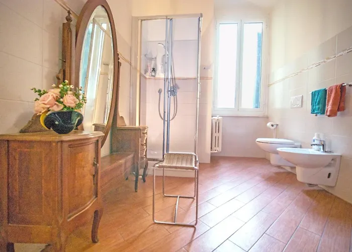 B&B A Due Passi Dal Centro 제노바