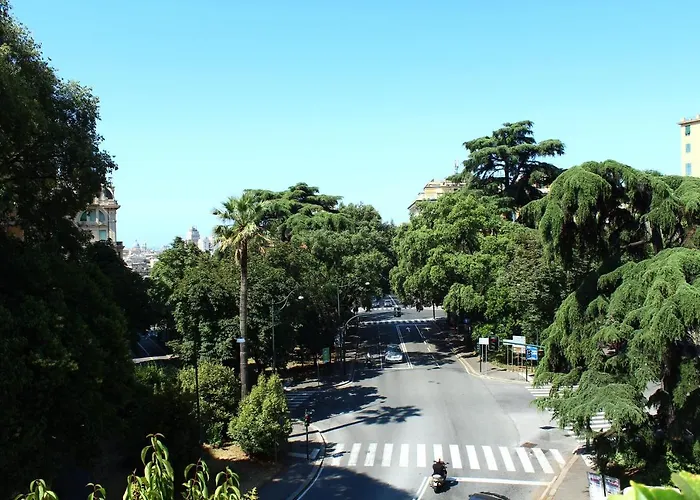 B&B A Due Passi Dal Centro 제노바