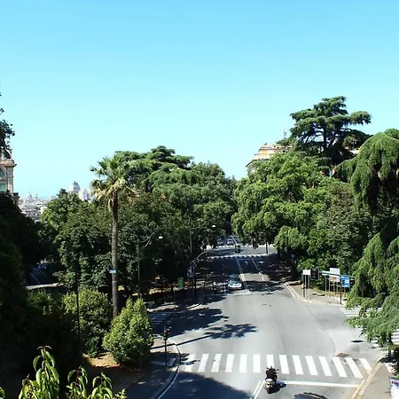 فندق مبيت وإفطار A Due Passi Dal Centro جنوة